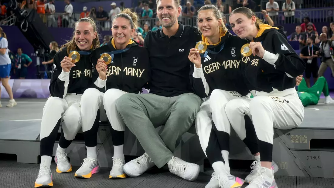 Die Olympiasiegerinnen mit Dirk Nowitzki. - Bild: Maximilian Specht/dpa
