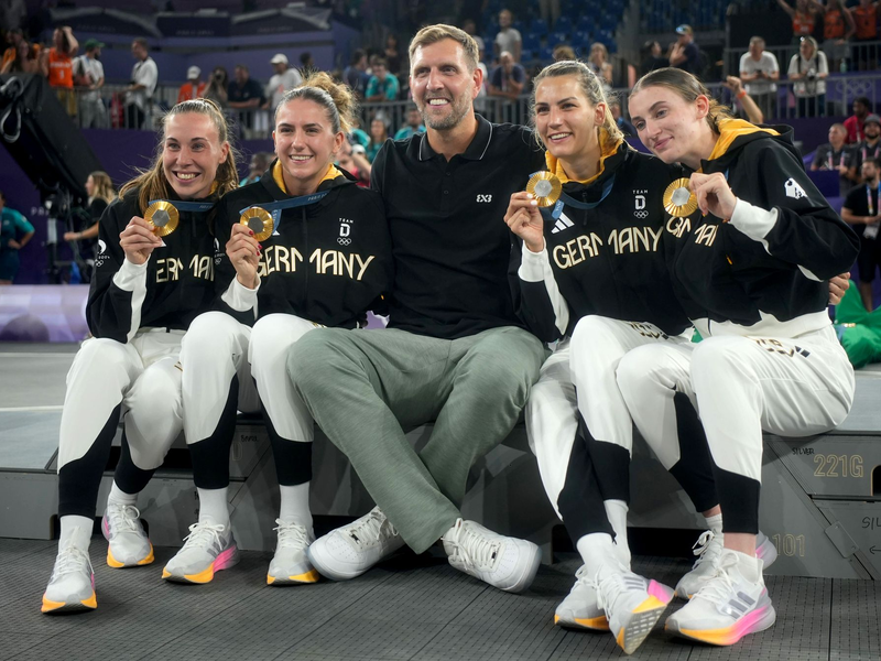 Die Olympiasiegerinnen mit Dirk Nowitzki. - Foto: Maximilian Specht/dpa