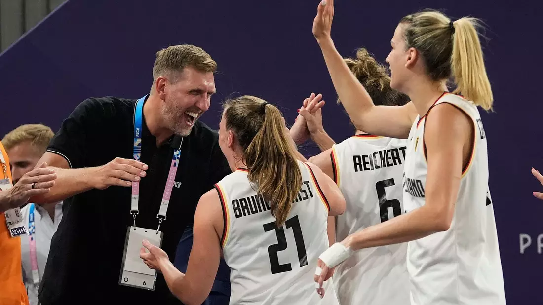 Nowitzki und die deutschen 3x3-Damen nach dem Gold-Coup. - Bild: Frank Franklin II/AP