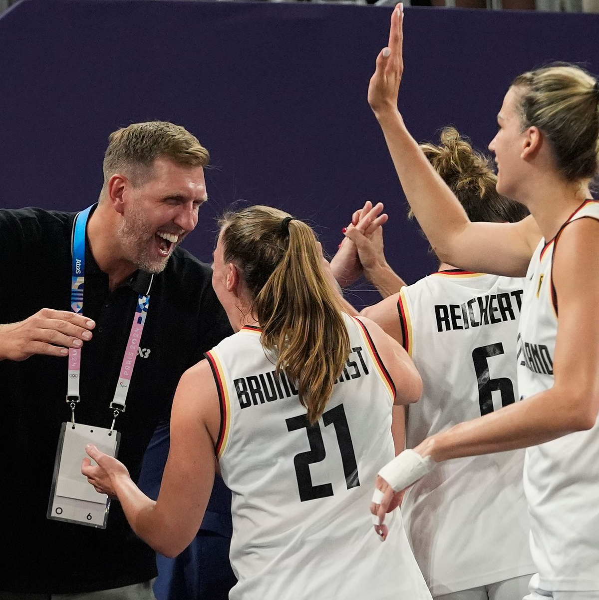 Nowitzki und die deutschen 3x3-Damen nach dem Gold-Coup. - Foto: Frank Franklin II/AP