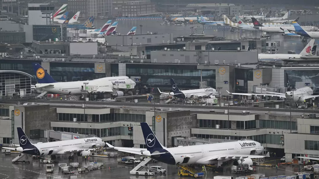 Nach einem Stromausfall in der Nacht kann es am Frankfurter Flughafen noch zu Verspätungen kommen. (Archivbild)  - Bild: Arne Dedert/dpa