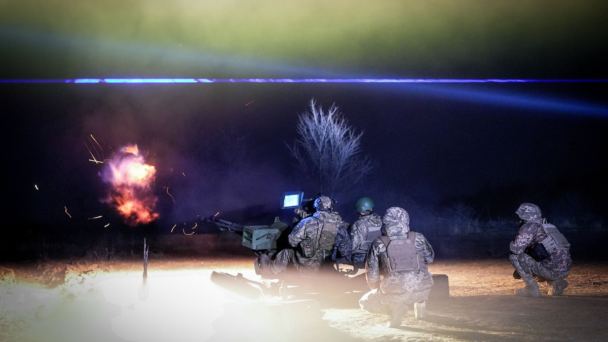 Russland und die Ukraine greifen gegnerische Ziele regelmäßig mit Drohnen an, die auch mit mobilen Abwehrtrupps unter Einsatz von Scheinwerfern abgewehrt werden. (Archivbild) - Foto: Kay Nietfeld/dpa