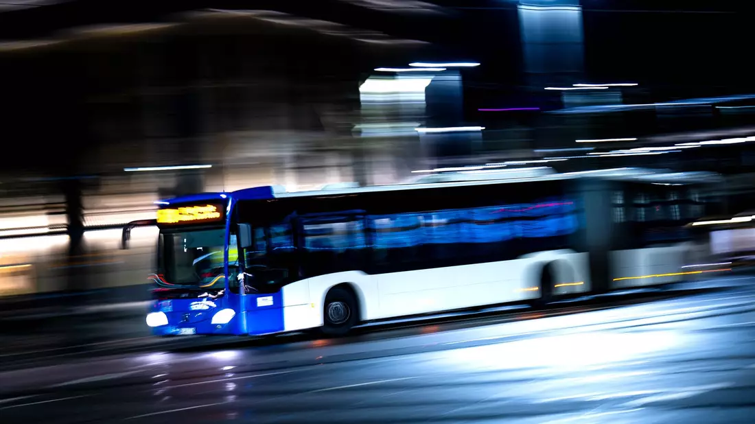 Das haben die Fahrgäste wohl nicht erwartet: Ein 15-Jähriger stibitzt einen Bus und fährt durch Bremen. (Symbolbild) - Bild: Sina Schuldt/dpa