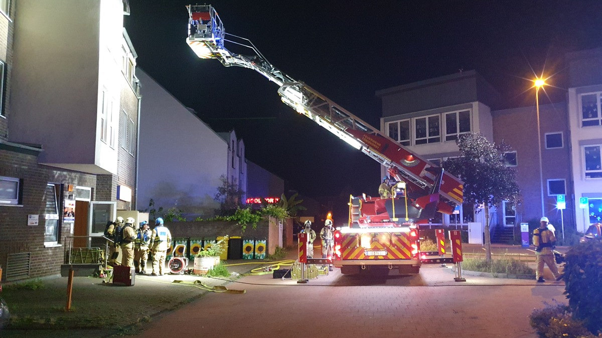 FW Tönisvorst: Brand im Maschinenraum eines PKW - Aufzuges - Foto: presseportal.de