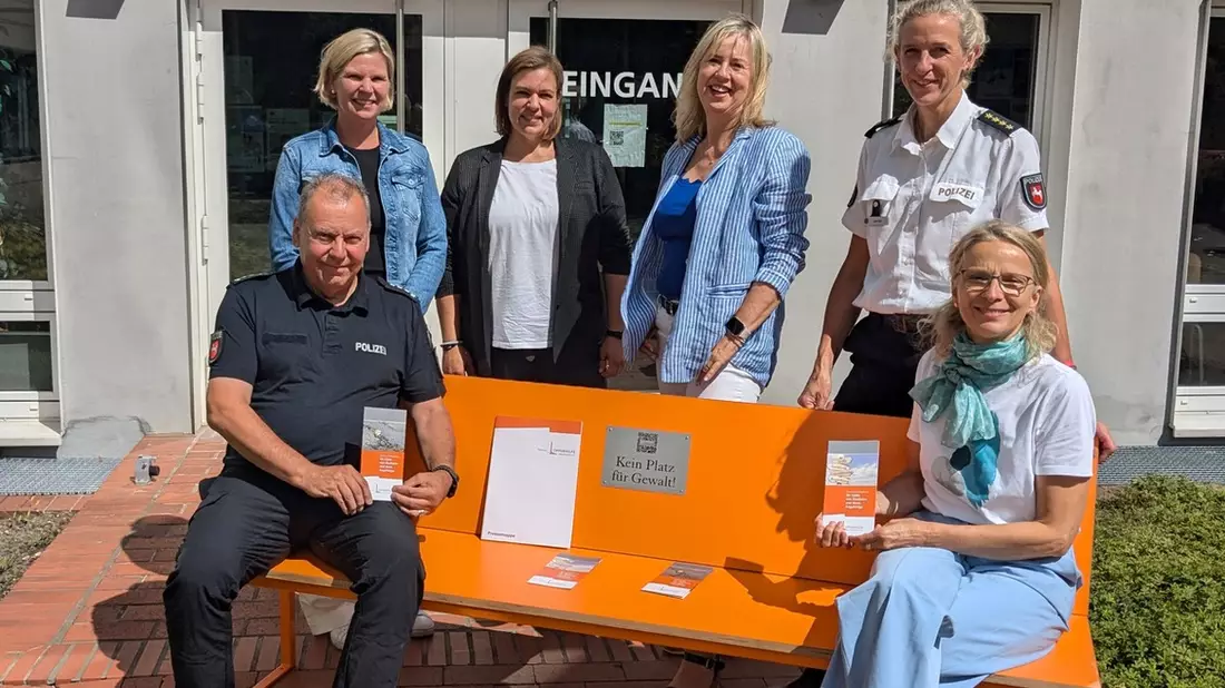 POL-LG: ++ Ein Zeichen gegen Gewalt an Frauen und Mädchen - Orangefarbene Bank im Wartebereich der Lüneburger Polizeiwache - Opferschutzbüro übergibt erstmals Bank Aktion an eine Polizeidienststelle ++ - Bild: presseportal.de