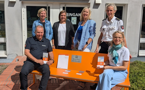 POL-LG: ++ Ein Zeichen gegen Gewalt an Frauen und Mädchen - Orangefarbene Bank im Wartebereich der Lüneburger Polizeiwache - Opferschutzbüro übergibt erstmals Bank Aktion an eine Polizeidienststelle ++ - Foto: presseportal.de