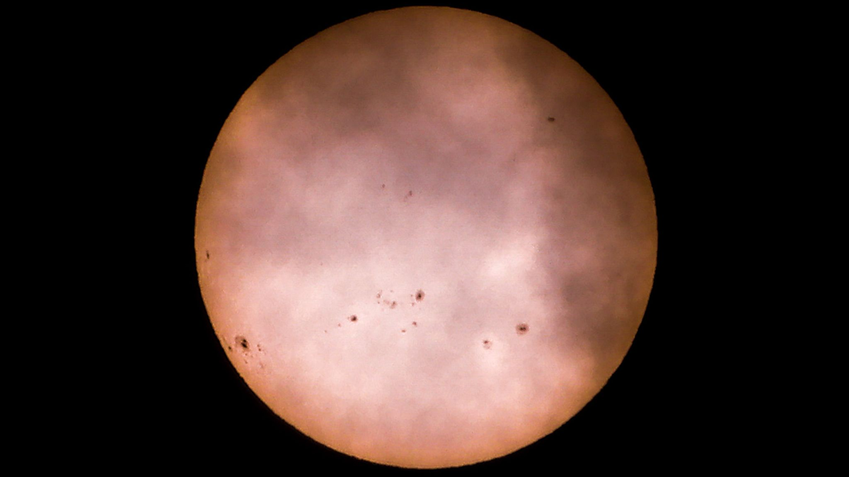 Die dunkel erscheinenden Flecken sind mit rund 4.000 Grad etwas kälter als die umliegende Fläche mit etwa 6.000 Grad. - Foto: Christoph Reichwein/dpa