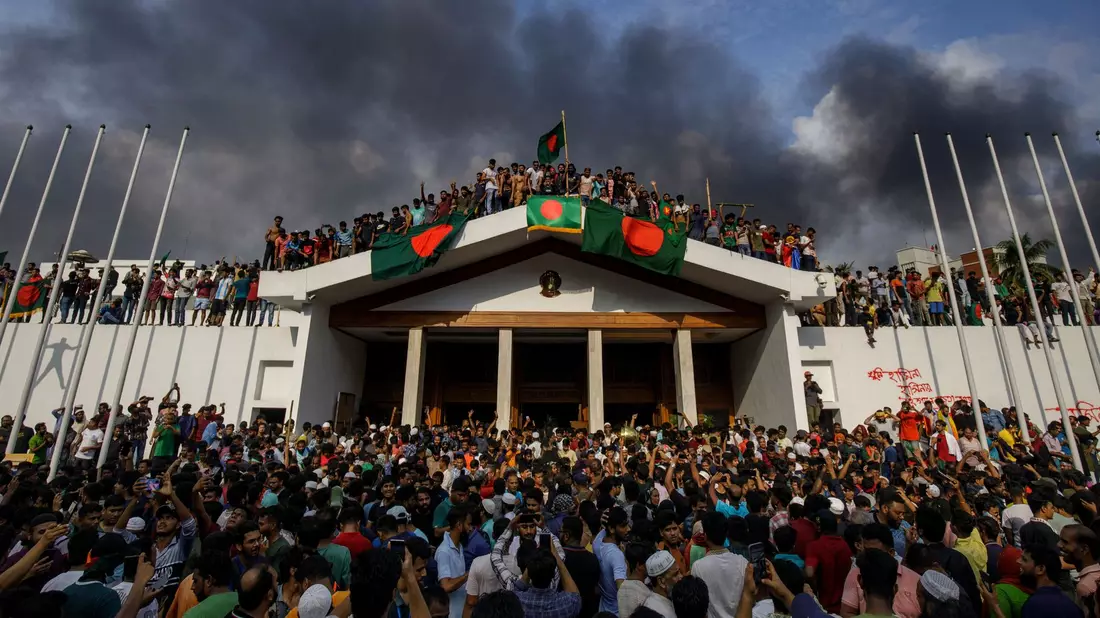 Am Montag stürmten Tausende Demonstranten den Palast der Ministerpräsidentin. (Archivbild) - Bild: Km Asad/ZUMA Press Wire/dpa