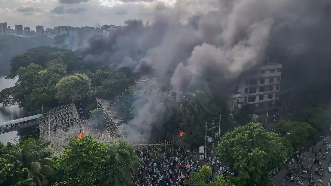 Demonstranten setzten den Eingangsbereich des Bangabandhu-Gedenkmuseums in Dhaka in Brand. (Archivbild) - Bild: Sazzad Hossain/SOPA Images via ZUMA Press Wire/dpa