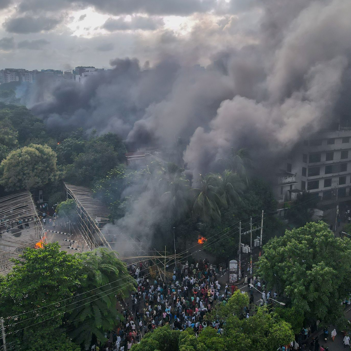 Demonstranten setzten den Eingangsbereich des Bangabandhu-Gedenkmuseums in Dhaka in Brand. (Archivbild) - Foto: Sazzad Hossain/SOPA Images via ZUMA Press Wire/dpa