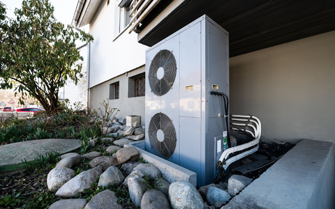 Wie kann ich erneuerbare Energien in meinem Haus nutzen? Bei solchen Fragen hilft die Energieberatung. (Archivbild) - Foto: Silas Stein/dpa