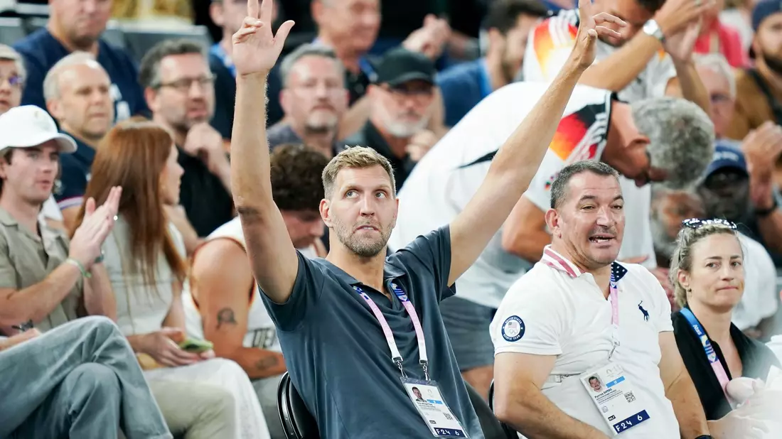 Nowitzki und die 3x3-Olympiasiegerinnen sehen Deutschlands klare Niederlage. - Bild: Marcus Brandt/dpa