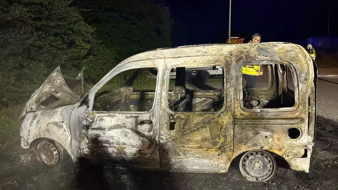 POL-NE: Auto gerät in Vollbrand - Bild: presseportal.de