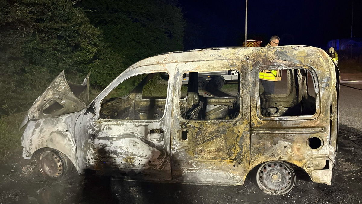 POL-NE: Auto gerät in Vollbrand - Foto: presseportal.de