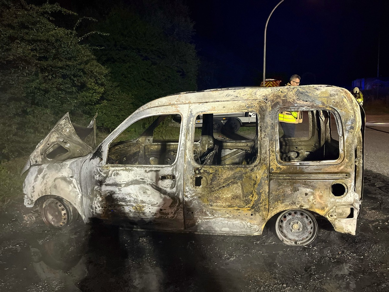 POL-NE: Auto gerät in Vollbrand - Foto: presseportal.de