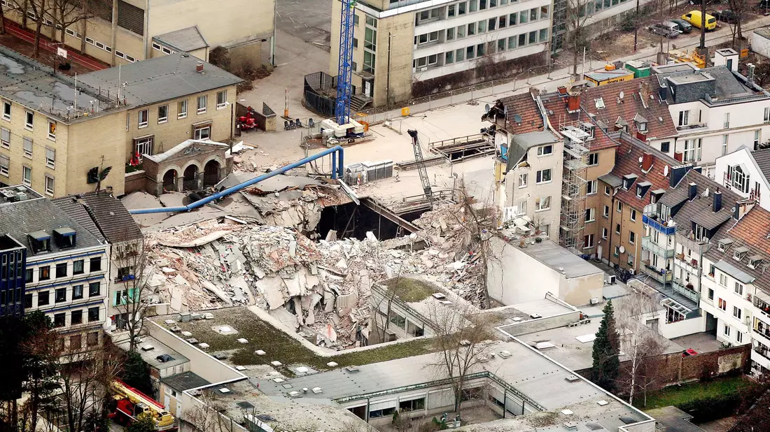 Bei dem Einsturz starben zwei Menschen und unzählige Dokumente wurden verschüttet. (Archivfoto) - Bild: Oliver Berg/dpa