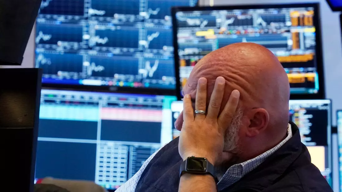 Händler an der New Yorker Börse: Die Lage an den Kapitalmärkten bleibt herausfordernd. - Bild: Richard Drew/AP/dpa