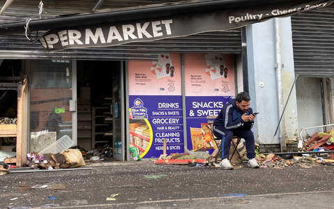 Zum Ziel von Angriffen wurden unter anderem Geschäfte der muslimischen Minderheit. (Archivbild) - Foto: Rebecca Black/PA Wire/dpa
