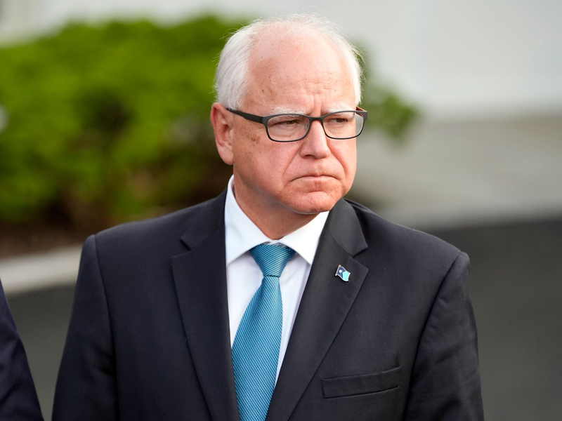 Die frühere Staatsanwältin in Kalifornien setzt auf einen ehemaligen Lehrer aus dem Mittleren Westen, einen Veteranen und Jäger. - Foto: Jacquelyn Martin/AP/dpa