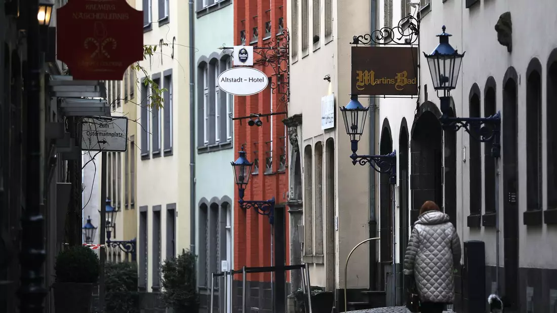 In den Gassen der Kölner Altstadt soll ein Taxifahrer gezielt Frauen angefahren und verletzt haben. - Bild: Oliver Berg/dpa