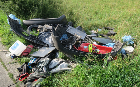 POL-LDK: + Müll bei Altenkirchen entsorgt + Tür an Polizeiposten beschmiert + Lexus beschädigt + Unfallfluchten in Aßlar und Oberbiel + - Foto: presseportal.de POL-LDK: + Müll bei Altenkirchen entsorgt + Tür an Polizeiposten beschmiert + Lexus beschädigt + Unfallfluchten in Aßlar und Oberbiel + - Foto: presseportal.de