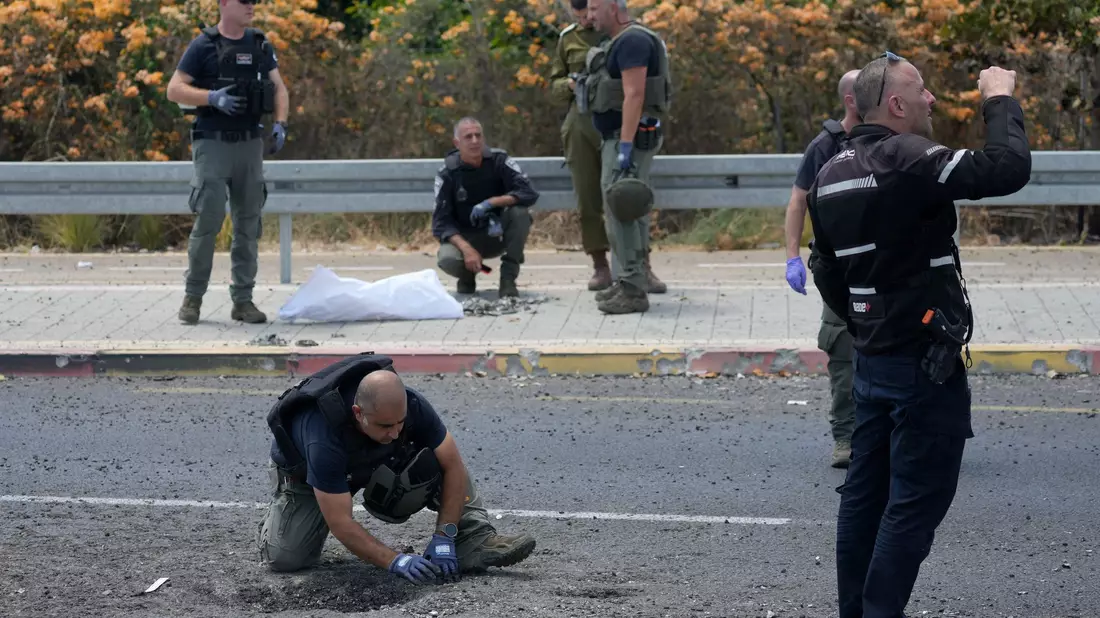 Israelische Polizisten arbeiten am Ort des Vorfalls in Naharija. - Bild: Ohad Zwigenberg/AP/dpa