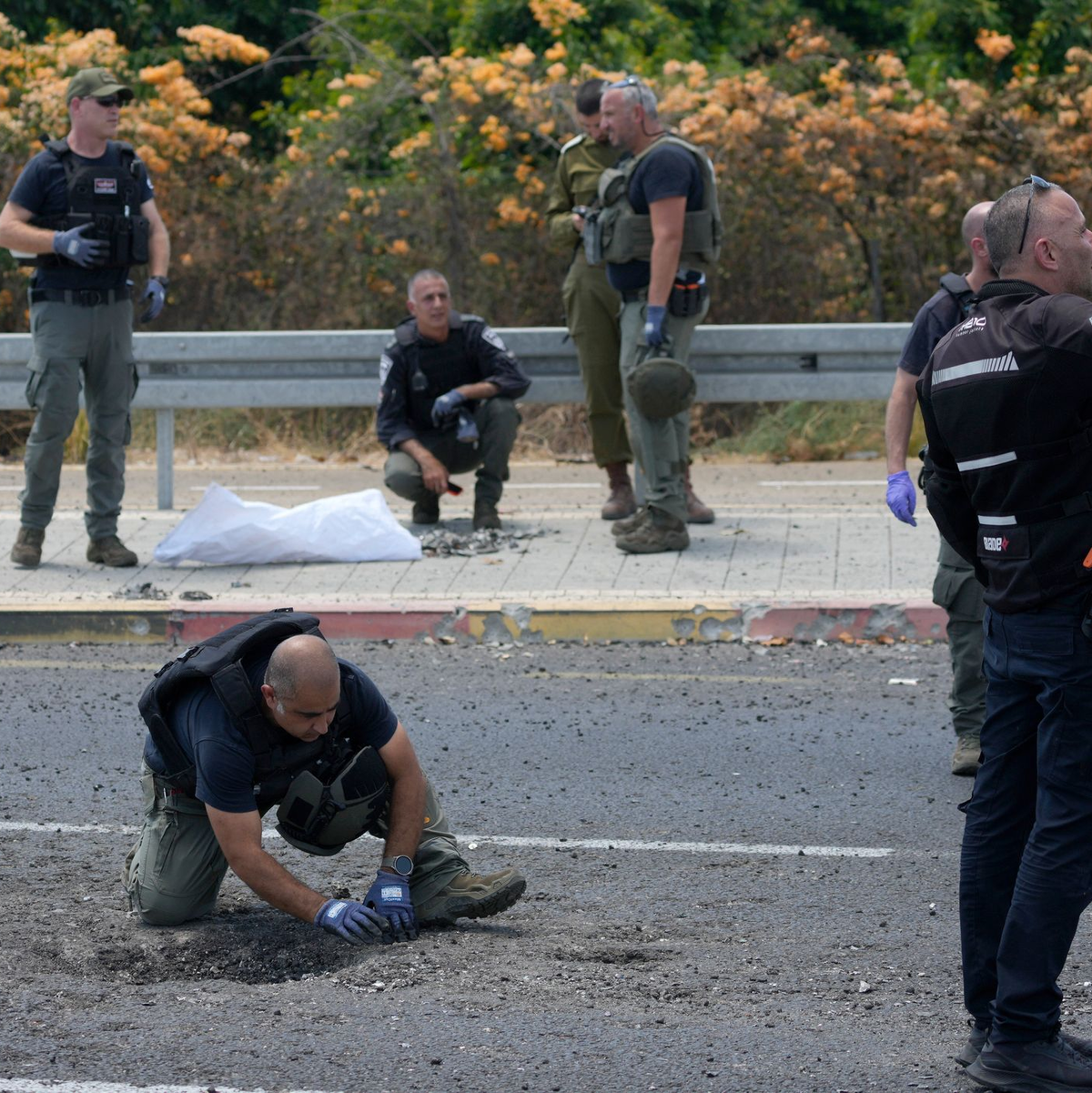 Israelische Polizisten arbeiten am Ort des Vorfalls in Naharija. - Foto: Ohad Zwigenberg/AP/dpa