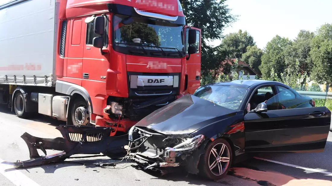 POL-HX: Zusammenstoß zwischen Pkw und Lkw - Drei Personen verletzt - Bild: presseportal.de