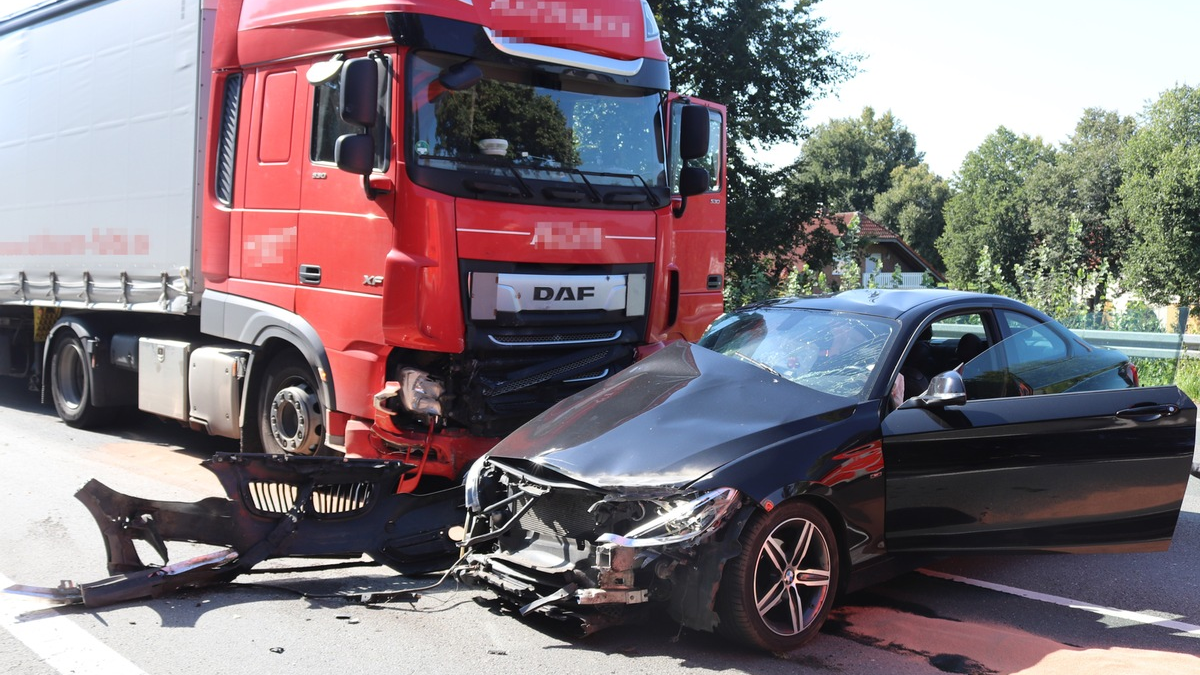 POL-HX: Zusammenstoß zwischen Pkw und Lkw - Drei Personen verletzt - Foto: presseportal.de