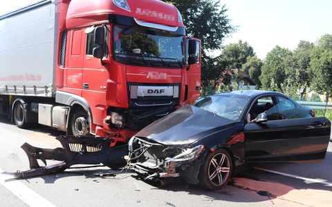 POL-HX: Zusammenstoß zwischen Pkw und Lkw - Drei Personen verletzt - Foto: presseportal.de