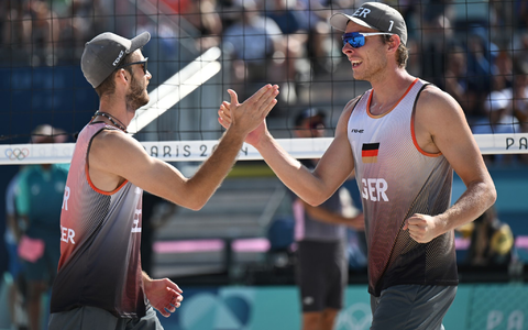 Nils Ehlers (r) und Clemens Wickler erreichen das Olympia-Finale. - Foto: Marijan Murat/dpa