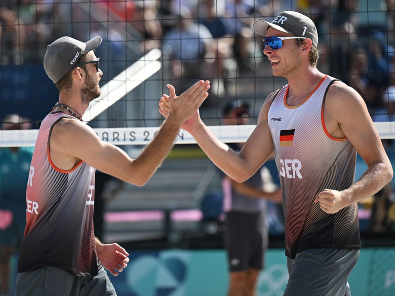  Clemens Wickler (l) und Nils Ehlers stehen im Olympia-Finale. Die Hamburger hatten für Paris eine Medaille als Ziel. - Foto: Marijan Murat/dpa