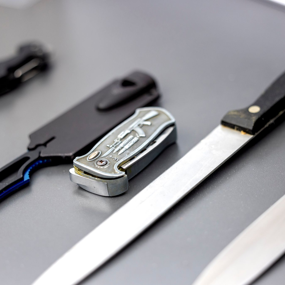 In Deutschland sind bestimmte Stichwaffen generell verboten. Dazu zählen beispielsweise sogenannte Butterfly-Messer und Faustmesser. (Archivfoto) - Foto: Thomas Banneyer/dpa