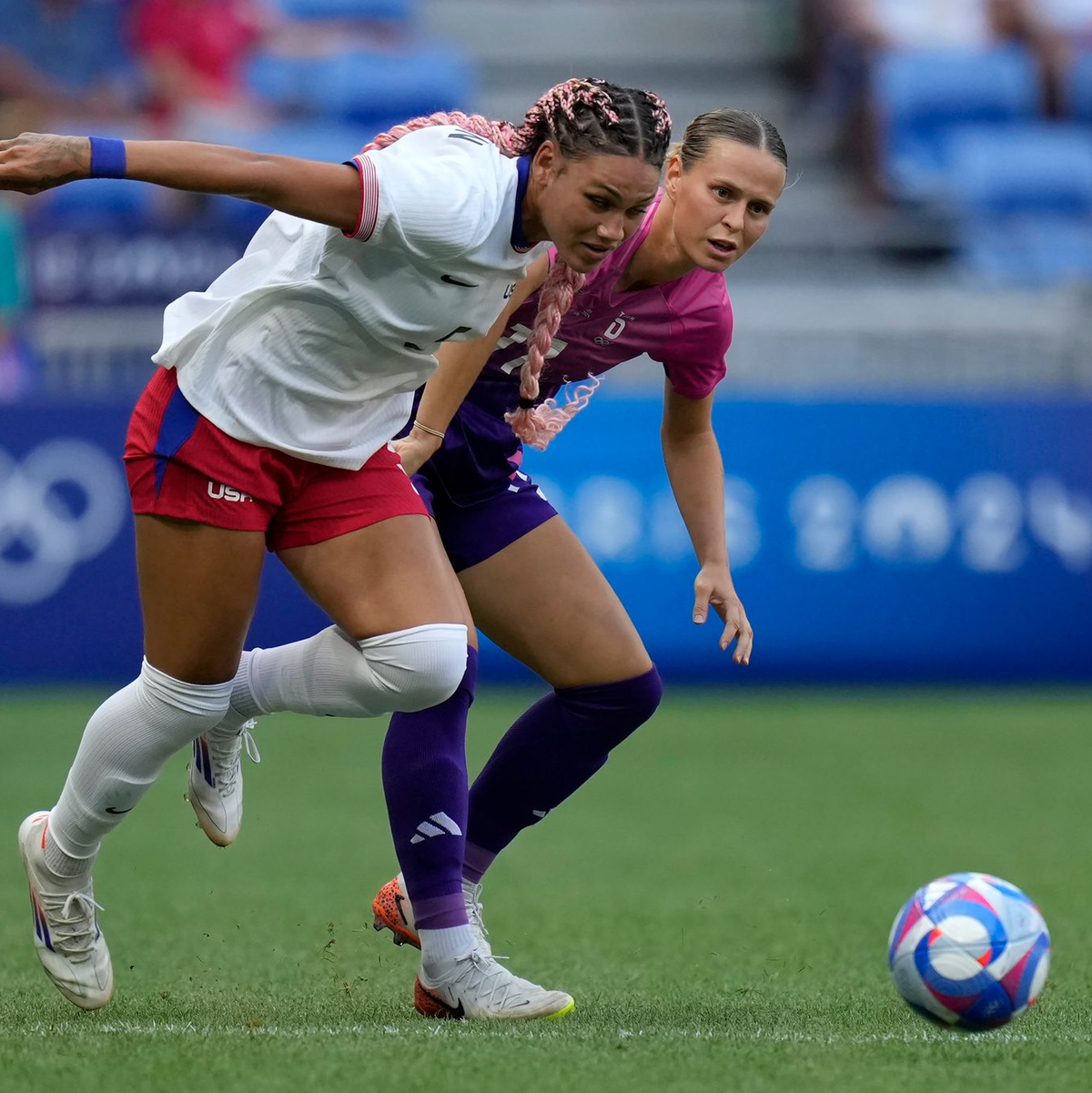  Trinity Rodman (links) spricht über ihren Vater. - Foto: Silvia Izquierdo/AP