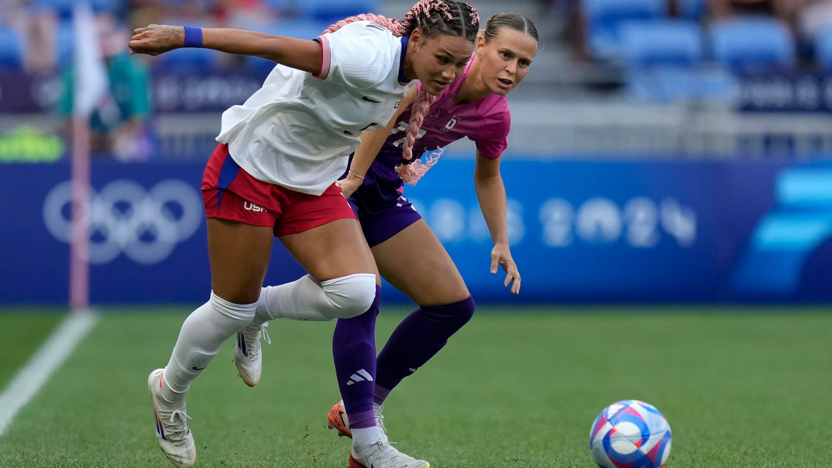 Geballte Offensivkraft gegen DFB-Torhüterin Ann-Katrin Berger  - Foto: Silvia Izquierdo/AP