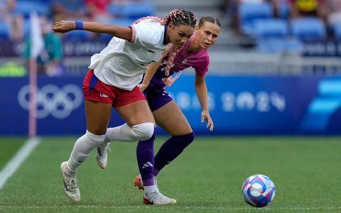Geballte Offensivkraft gegen DFB-Torhüterin Ann-Katrin Berger  - Foto: Silvia Izquierdo/AP