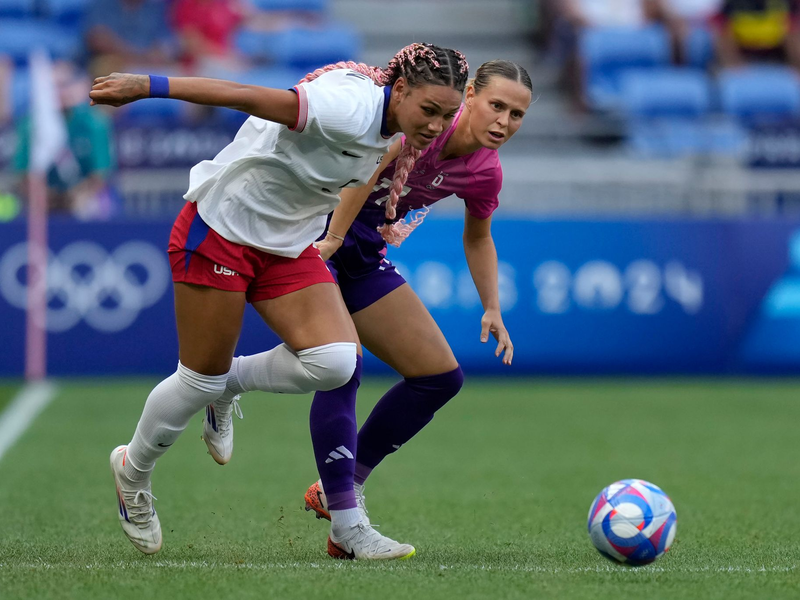 Geballte Offensivkraft gegen DFB-Torhüterin Ann-Katrin Berger  - Foto: Silvia Izquierdo/AP