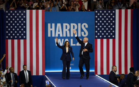 Gerade gemeinsam in den US-Wahlkampf gestartet: Kamala Harris und Tim Walz. - Foto: Joe Lamberti/AP/dpa