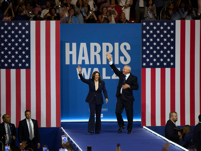 Gerade gemeinsam in den US-Wahlkampf gestartet: Kamala Harris und Tim Walz. - Foto: Joe Lamberti/AP/dpa