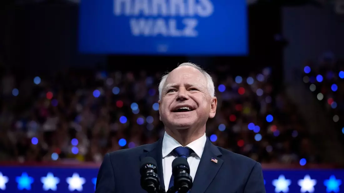 Familienfoto: Kamala Harris mit ihrem Ehemann Doug Emhoff und Tim Walz mit seiner Ehefrau Gwen Walz. - Bild: Matt Rourke/AP/dpa