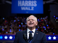 Familienfoto: Kamala Harris mit ihrem Ehemann Doug Emhoff und Tim Walz mit seiner Ehefrau Gwen Walz. - Foto: Matt Rourke/AP/dpa