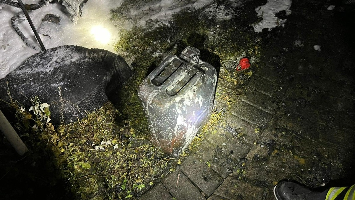 FW-PL: Anfahrt auf Sicht. Feuerwehr verhindert Brandausbreitung auf Stadtvilla. - Foto: presseportal.de