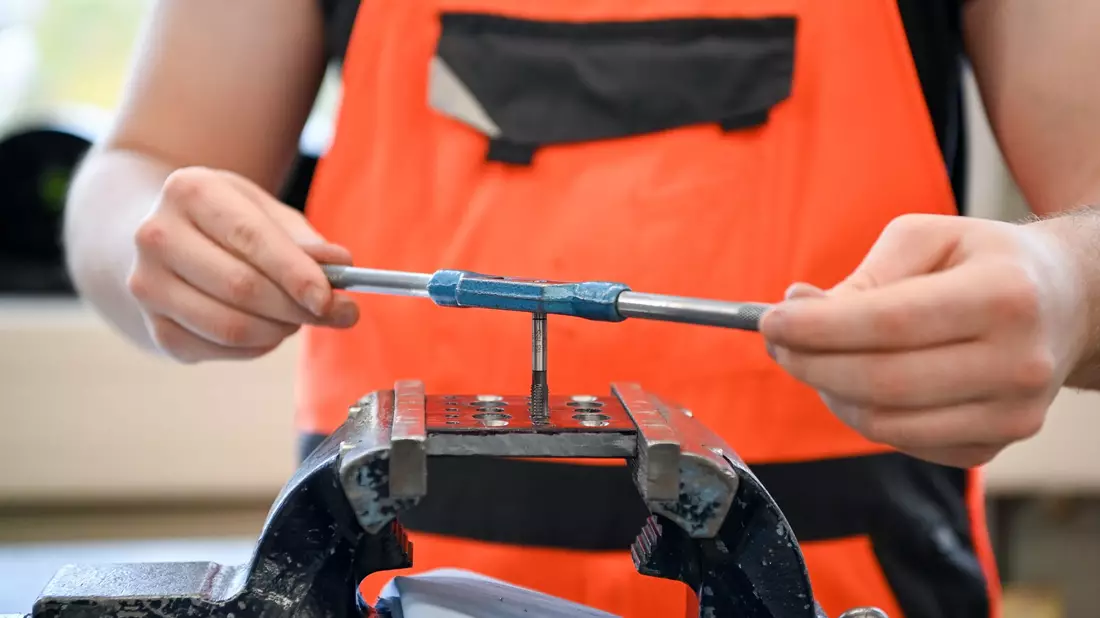 In einer Lehrwerkstatt in Potsdam bohrt ein Auszubildender im 1. Lehrjahr im Rahmen seiner Ausbildung ein Gewinde. Im Osten liegt das Lohnniveau noch unter dem im Westen (Foto Archiv).  - Bild: Jens Kalaene/dpa-Zentralbild/dpa