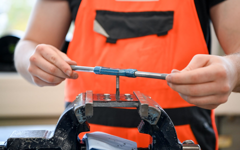 In einer Lehrwerkstatt in Potsdam bohrt ein Auszubildender im 1. Lehrjahr im Rahmen seiner Ausbildung ein Gewinde. Im Osten liegt das Lohnniveau noch unter dem im Westen (Foto Archiv).  - Foto: Jens Kalaene/dpa-Zentralbild/dpa