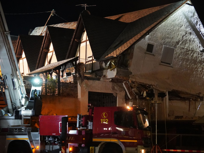 Auch Anwohner müssen in der Nacht evakuiert werden. - Foto: Florian Blaes/dpa