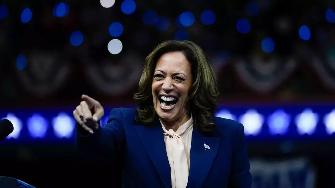 Harris hat sichtlich hervorragende Laune.  - Bild: Matt Rourke/AP