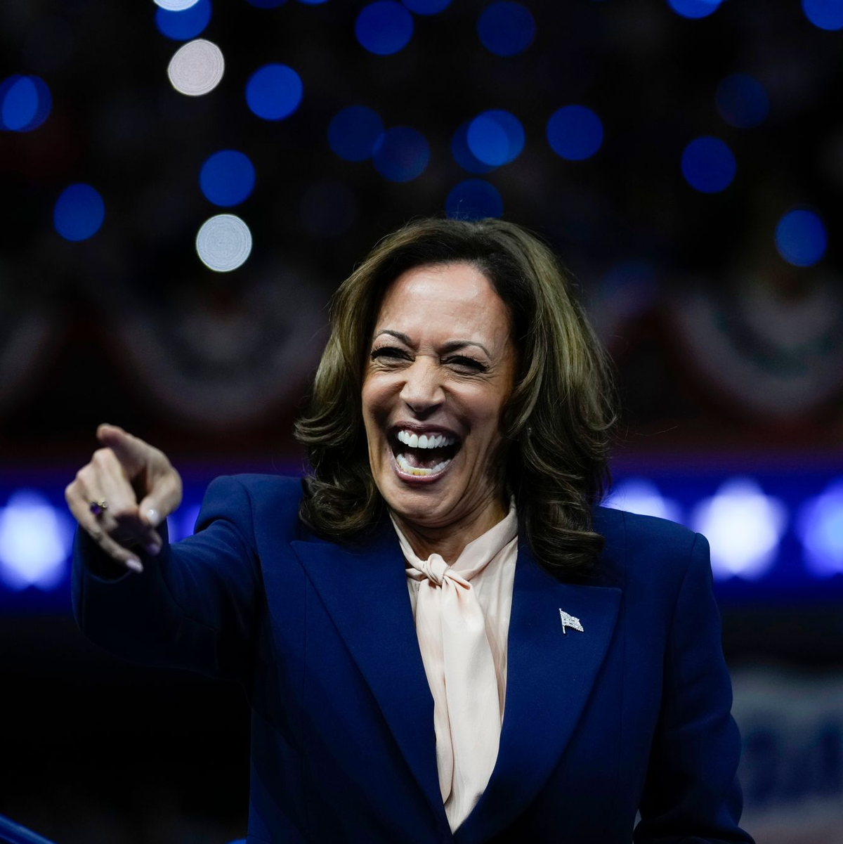 Harris hat sichtlich hervorragende Laune.  - Foto: Matt Rourke/AP