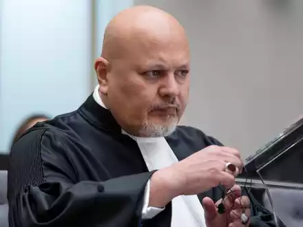 Chefankläger Karim Khan wirft dem Oberbefehlshaber von Myanmar Verbrechen gegen die Menschlichkeit vor. (Archivbild) - Foto: Peter Dejong/AP/dpa
