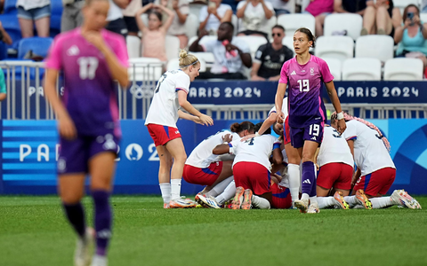 Bittere Niederlage gegen die USA: Felicitas Rauch und die DFB-Frauen   - Foto: Laurent Cipriani/AP/dpa