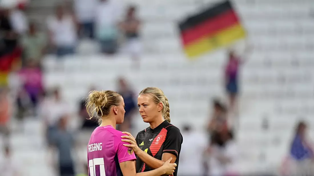 Chance zum Ausgleich: Laura Freigang (l) vergab in der Schlussphase. - Bild: Laurent Cipriani/AP